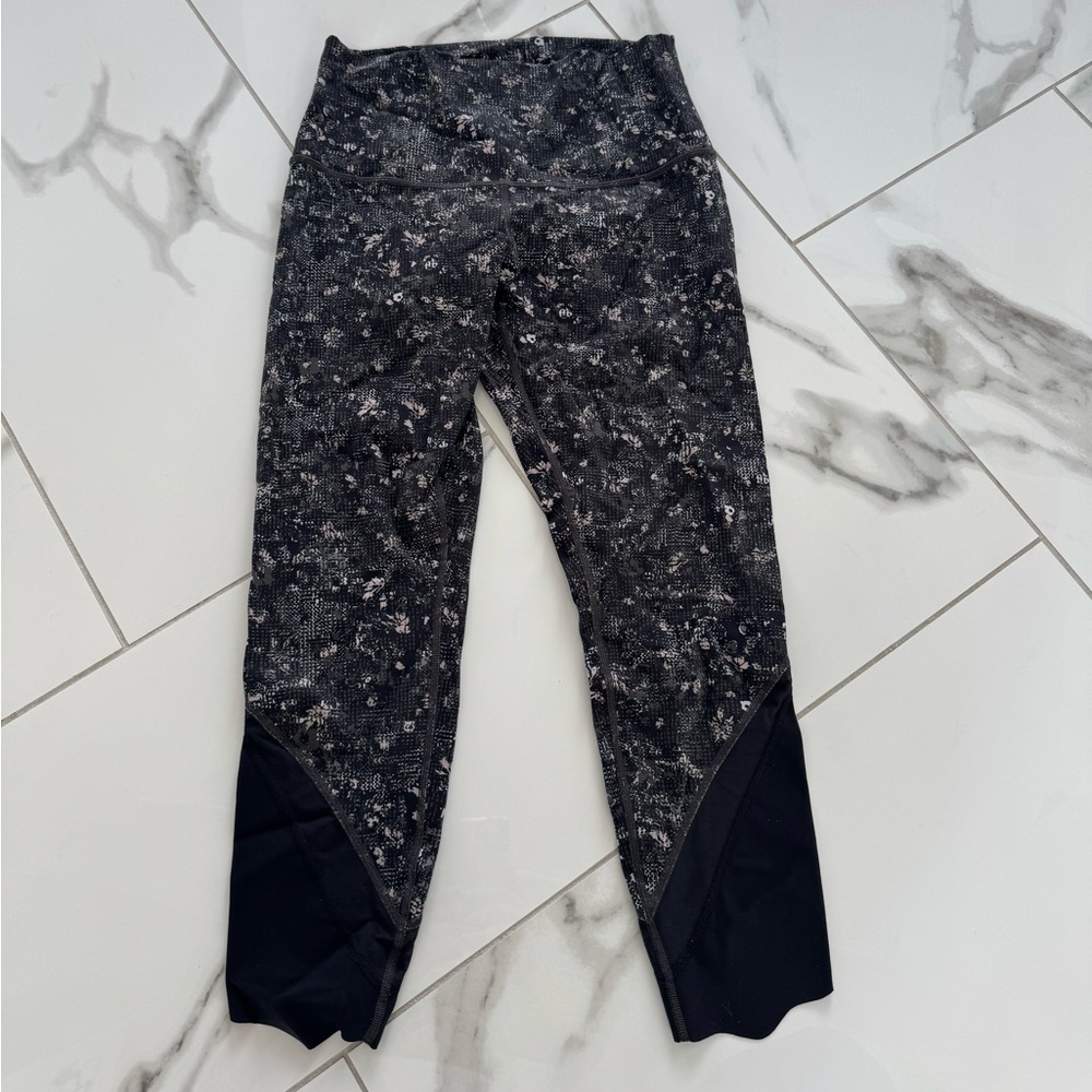 Lululemon leggings with Scalloped ankle.